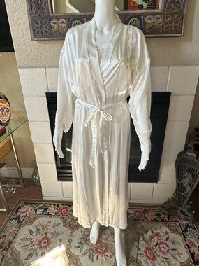 VTG Intimo Amore White Silky Satin Belted robe shoulder embellished